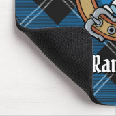 Clan Ramsay Wappen über Blue Hunting Tartan Mousepad (Ecke)