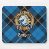 Clan Ramsay Wappen über Blue Hunting Tartan Mousepad (Vorne)