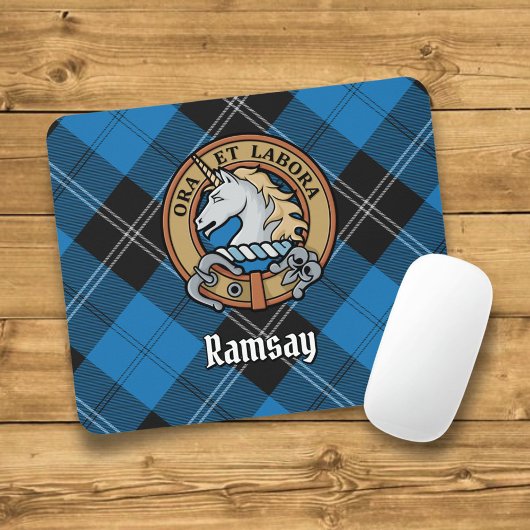 Clan Ramsay Wappen über Blue Hunting Tartan Mousepad