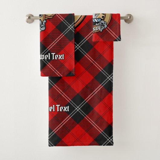 Clan Ramsay Wappen über Red Tartan Badhandtuch Set (Insitu)