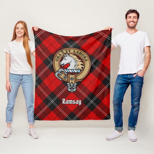 Clan Ramsay Wappen über Red Tartan Fleecedecke (Beispiel)