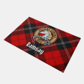 Clan Ramsay Wappen über Red Tartan Fußmatte (Schrägansicht)