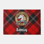 Clan Ramsay Wappen über Red Tartan Fußmatte (Vorderseite)