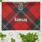 Clan Ramsay Wappen über Red Tartan Geschirrtuch (Gefaltet)