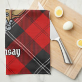 Clan Ramsay Wappen über Red Tartan Geschirrtuch (Viertel Falte)