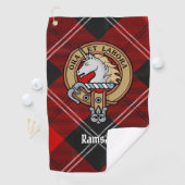 Clan Ramsay Wappen über Red Tartan Golfhandtuch (Insitu)