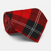 Clan Ramsay Wappen über Red Tartan Krawatte (Gerollt)