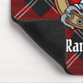 Clan Ramsay Wappen über Red Tartan Mousepad (Ecke)