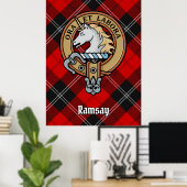 Clan Ramsay Wappen über Red Tartan Poster (Heimbüro)