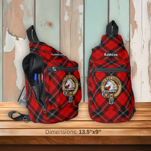 Clan Ramsay-Wappen über rotem Tartan Crossbody Bag
