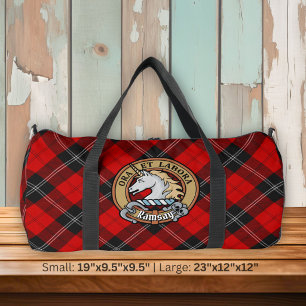 Clan Ramsay-Wappen über rotem Tartan Duffle Bag