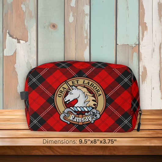 Clan Ramsay-Wappen über rotem Tartan Waschbeutel