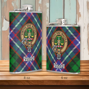 Clan Russell-Wappen über Tartan Flachmann