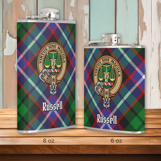 Clan Russell-Wappen über Tartan Flachmann