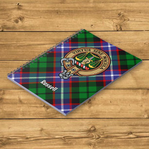 Clan Russell-Wappen über Tartan Notizblock