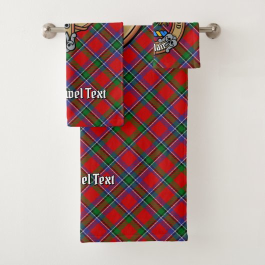 Clan Sinclair Wappen über Red Tartan Badhandtuch Set (Insitu)