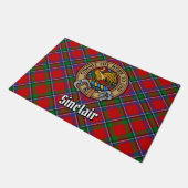 Clan Sinclair Wappen über Red Tartan Fußmatte (Schrägansicht)