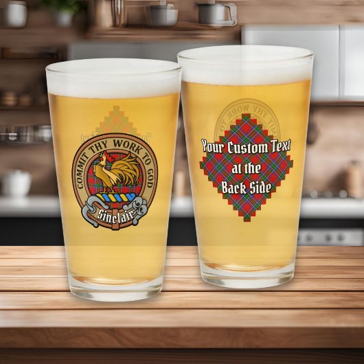 Clan Sinclair Wappen über Red Tartan Glas