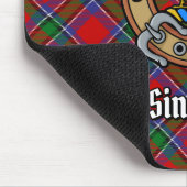 Clan Sinclair Wappen über Red Tartan Mousepad (Ecke)