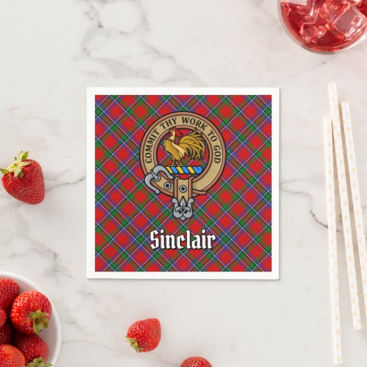 Clan Sinclair Wappen über Red Tartan Serviette (Beispiel)