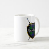 Clan Strachan Tartan-Schild und Schwerter Kaffeetasse (VorderseiteRechts)