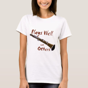 Clarinet spielt gut mit anderen T-Shirt