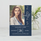 Class of 2025 Navy Blue Custom Photo Graduation  Einladung (Stehend Vorderseite)