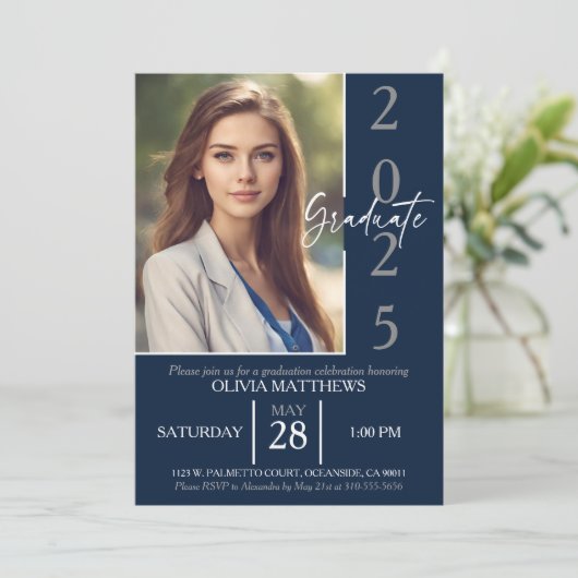 Class of 2025 Navy Blue Custom Photo Graduation Einladung (Stehend Vorderseite)