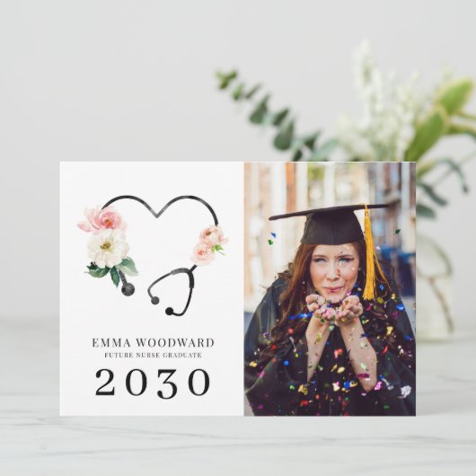 Class Of 2025 Nurse Graduation Photo Announcement Einladung (Stehend Vorderseite)