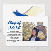 Class of 2026 blue script  graduation photo einladung (Vorne/Hinten)