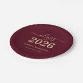 Class of 2026 Gold Burgundy Graduation Party Pappteller (Schrägansicht)