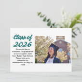 Class of 2026 green script  graduation photo einladung (Stehend Vorderseite)