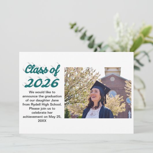 Class of 2026 green script  graduation photo einladung (Stehend Vorderseite)