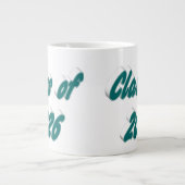 Class of 2026 green typography graduation Jumbo-Tasse (Vorderseite)