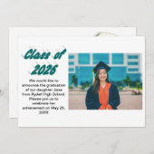 Class of 2026 green typography graduation photo einladung (Vorne/Hinten)