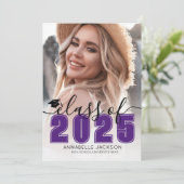 Class Of 2026 Purple Graduate Photo Graduation Einladung (Stehend Vorderseite)