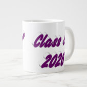 Class of 2026 purple typography graduation Jumbo-Tasse (Vorderseite Rechts)