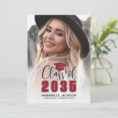 Class Of 2026 Red Graduate Photo Graduation Einladung (Stehend Vorderseite)