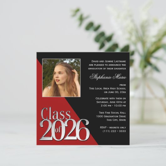 Class of 2026 Silver Grad Red with Photo Einladung (Stehend Vorderseite)