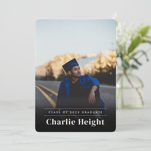 Classic 2023 Abschluss Einfaches Foto Einladung (Stehend Vorderseite)