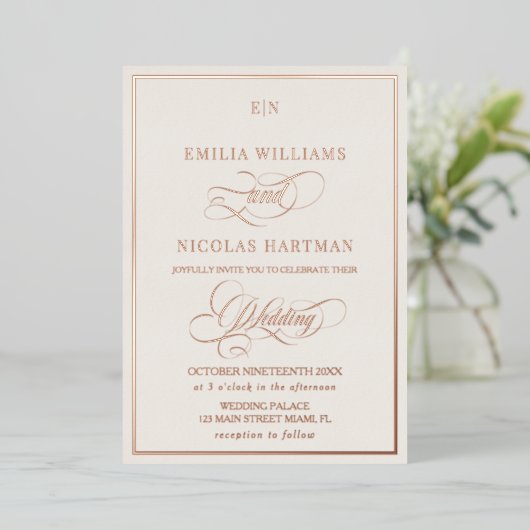 Classic Beige & Gold Monogram Wedding Folieneinladung (Stehend vorne)