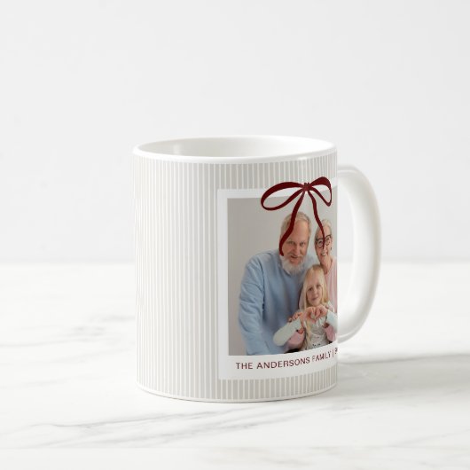 Classic Beige Stripes Red Bow Christmas Kaffeetasse (VorderseiteRechts)