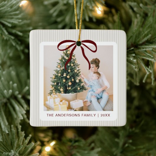Classic Beige Stripes Red Bow Christmas Keramikornament (Baum)