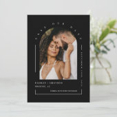 Classic Black Arch Foto QR Code Rettete Unser Datu Einladung (Stehend Vorderseite)