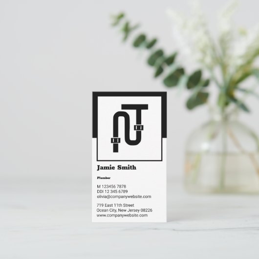 Classic Black & White Plumber Business Card & Logo Treuekarte (Stehend Vorderseite)