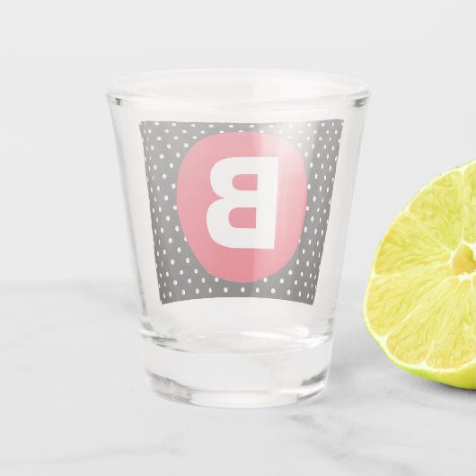Classic Black & White Polka Dot with Red Monogram Schnapsglas (Rückseite)