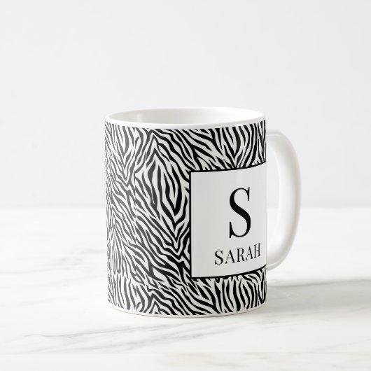 Classic Black White Zebra Monogram Initial Mug Kaffeetasse (VorderseiteRechts)