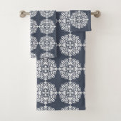 Classic Blue and White Modern Farmhouse Damask Badhandtuch Set (Insitu)