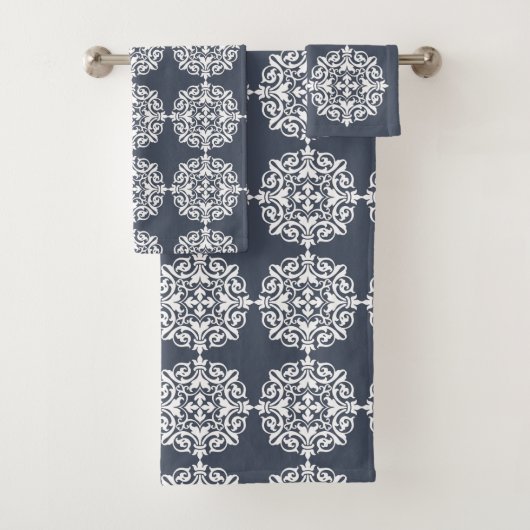 Classic Blue and White Modern Farmhouse Damask Badhandtuch Set (Insitu)