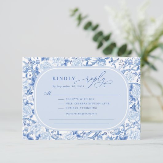 Classic Blue Chinoiserie Bird Peony Wedding RSVP Karte (Stehend Vorderseite)